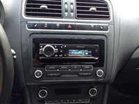 Фотография установки магнитолы Pioneer DEH-80PRS в Volkswagen Polo Sedan